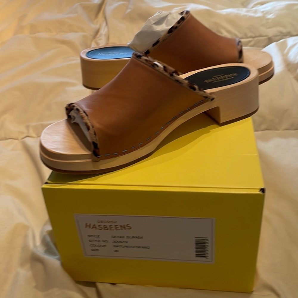 Adorable Hasbeens clogs! Classic and fun with tan leather and leopard piping.